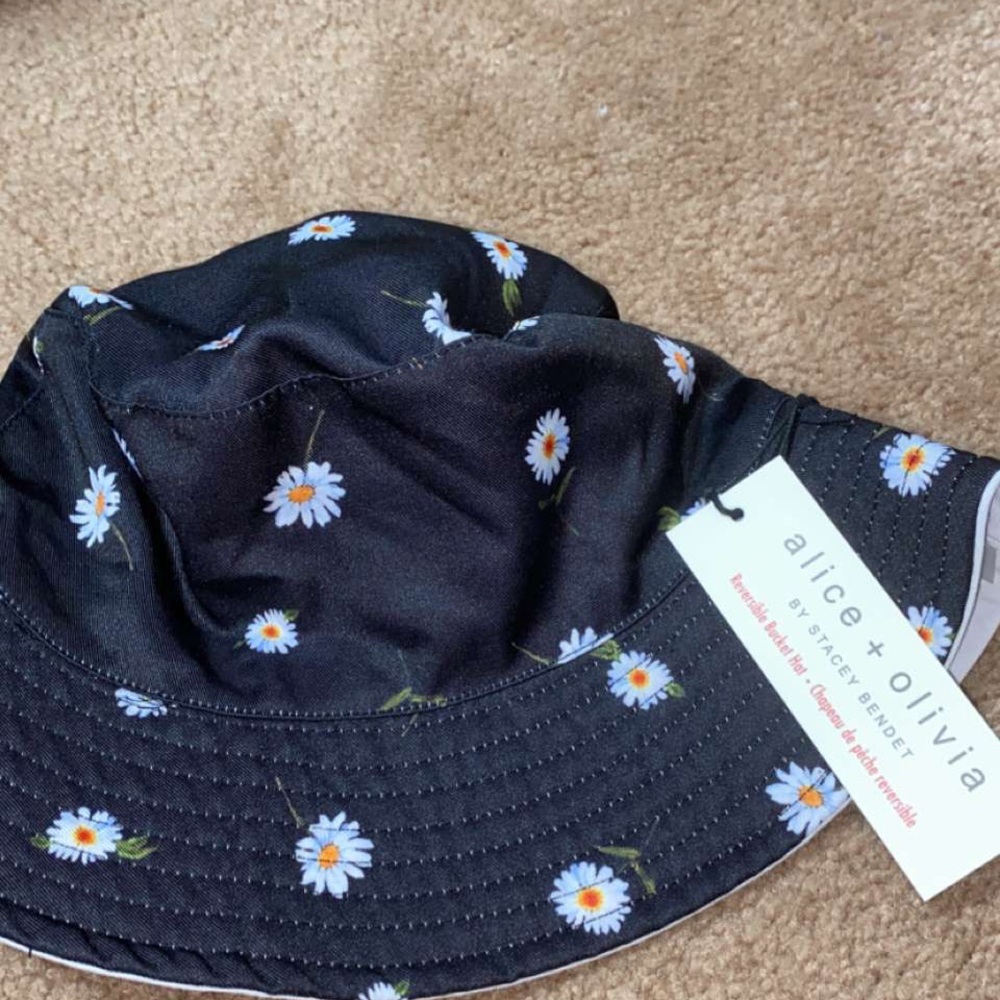 Alice and Olivia bucket hat NWT